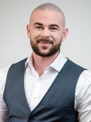 Headshot photo of Ryan Metcalfe