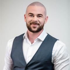 Headshot photo of Ryan Metcalfe